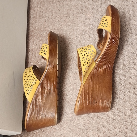 Women's Size 8 1/2 Yellow Comfy Wedge Sandals Made In Italy - Picture 2 of 7